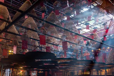 Bobinler tütsü ve duman içinde man mo temple, hollywood road, hong kong