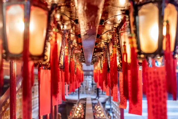 中国传统照明灯笼 装饰在文武寺 透视的选定焦点 红色丝带上的汉语词是幸运 健康和幸福的一般含义 — 图库照片