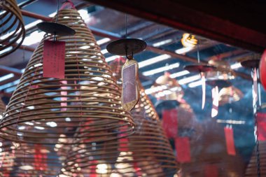 Jesus ışık ve Hong Kong Man Mo Temple içinde asılı incenses