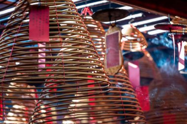 Man Mo Temple sarmal mumlar yanan fotoğraf kapatmak