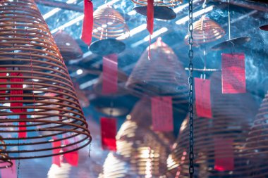 Man Mo Temple sarmal mumlar yanan fotoğraf kapatmak