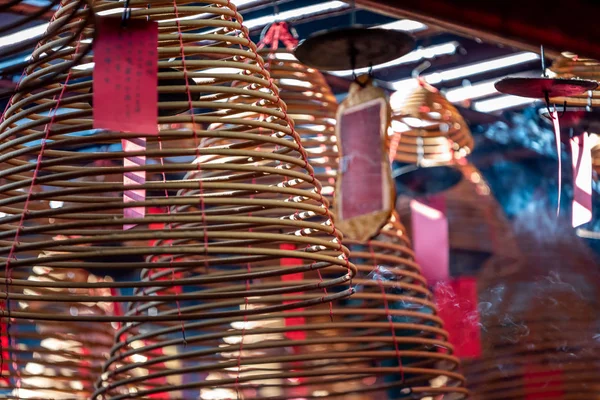 Foto Vicino Candele Spirale Ardenti Nel Tempio Man — Foto Stock