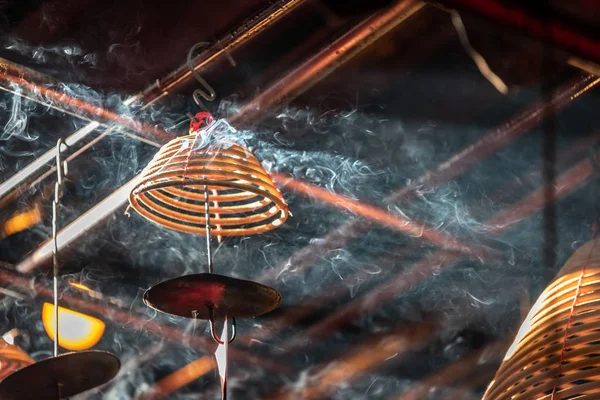 文武廟のスパイラル キャンドルを燃焼の写真をクローズ アップ — ストック写真