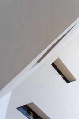 Soyut beyaz dış bazı windows ile bina