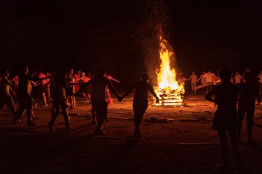 Gece kamp ateşi orta