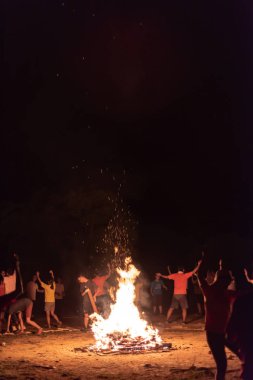 Gece kamp ateşi orta
