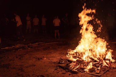 Gece kamp ateşi orta