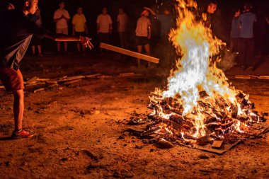 Gece kamp ateşi orta