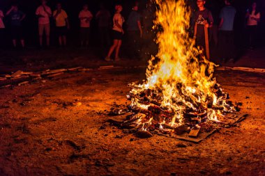 Gece kamp ateşi orta