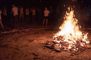Gece kamp ateşi orta