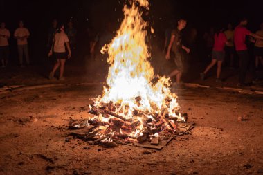 Gece kamp ateşi orta