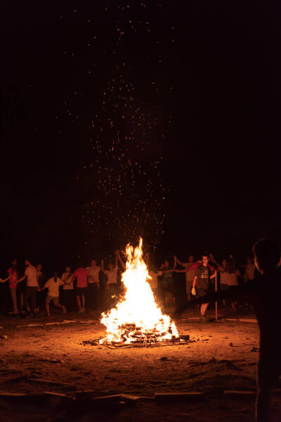 Ночной костер посередине
