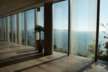 Dağı Davis, Hong Kong - 2 Aralık 2018: Chicago Üniversitesi'nden Francis ve Rose Yuen kampüs Hong Kong açılış. Kampüs Mount Davis ikinci Dünya Savaşı tarihsel açıdan önemli sitesinde üzerine kuruludur.