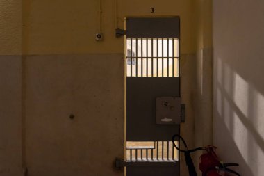 Merkez, Hong Kong - 20 Eylül 2018: Tai Kwun, eski Merkez polis karakolu, hakimlik ve hapishane bileşik perison kapısı.
