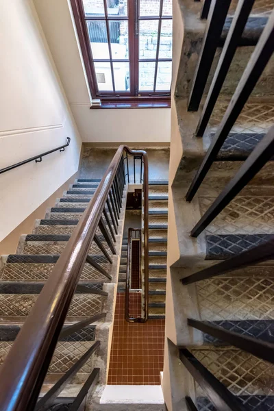 Escadaria Espiral Edifício Subindo Escadas Para Baixo — Fotografia de Stock