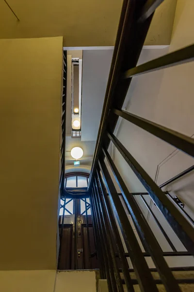 Спиральная Лестница Здании Альпинистская Лестница Вниз — стоковое фото
