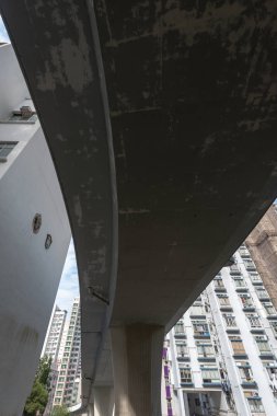 Hong Kong Adası, Hong Kong - 31 Aralık 2018: Hong kong karayolu yoğun konut binalar arasında.