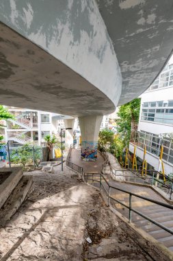 Hong Kong Adası, Hong Kong - 31 Aralık 2018: Hong kong karayolu yoğun konut binalar arasında.