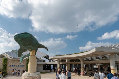 Okinawa, Japan - 27 Ekim 2018: Okinawa Churaumi Akvaryum: Okinawa, Japan, dünyanın en büyük akvaryumlarda biri