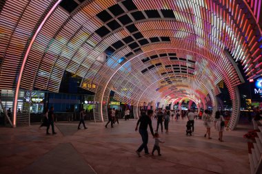Shenzhen Bay Ave., gece
