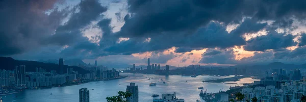 Coucher de soleil sur l'île de Hong Kong depuis Devil's Peak, Kowloon — Photo