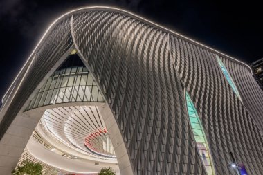 Xiqu Centre 'a Hong Kong West Kowlo 'dan doğrudan ulaşılabilir.
