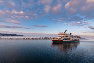 Okhotsk dondurulmuş bir deniz üzerinde gemi yolculuğu