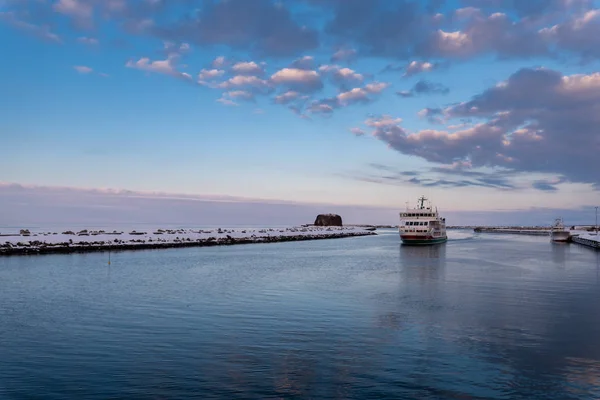 Путешествие на корабле по замерзшему морю Охотска — стоковое фото