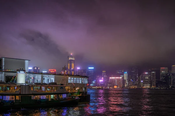 Vue de nuit du terminal Star Ferry à Tsim Sha Tsui Waterfron — Photo