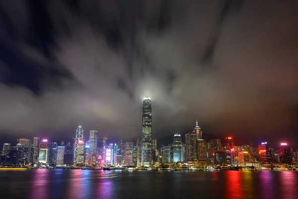 Vista nocturna del horizonte de Hong Kong y el puerto de Victoria — Foto de Stock