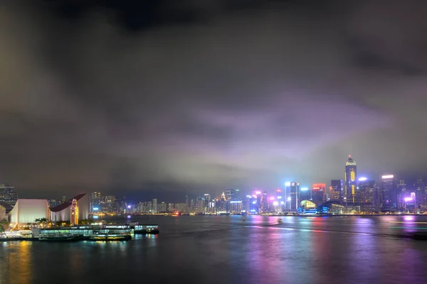 Night view of Hong Kong skyline and Victoria Harbor — Stock Photo, Image