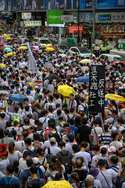 2019 香港6月9日路上での人々の万人と保護 — ストック写真
