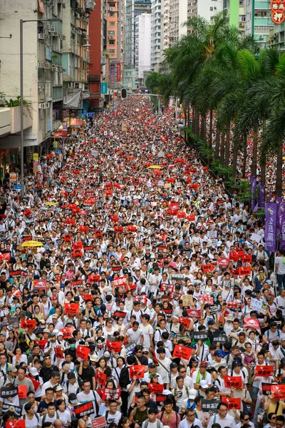 Hong Kong Junio 2019 Hong Kong Junio Protege Con Millones — Foto de Stock