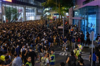 Hong Kong Polis Merkezi'nde Hong Kong 26 Haziran protesto