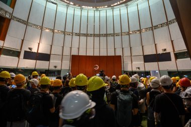 Hong Kong 1 Temmuz protesto ve protestocular Yasama kırma