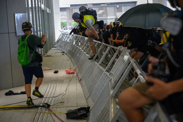 Hong Kong Protesta del 1 de julio y manifestantes irrumpiendo en el Legislat —  Fotos de Stock