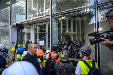 Hong Kong 1 Temmuz protesto ve protestocular Yasama kırma