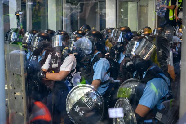 Hong Kong 1. juli - Demonstranter bryter seg inn i den lovgivende forsamling – stockfoto