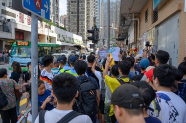 Tuen Mun, Hong Kong - 6 Temmuz 2019: Kalabalık protesto ve Tuen Mun kamu parkı işgal. Protestocular tartışmalı bir iade tasarısına karşı hong kong sokaklarında aldı.
