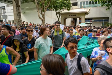 Tuen Mun, Hong Kong - 6 Temmuz 2019: Kalabalık protesto ve Tuen Mun kamu parkı işgal. Protestocular tartışmalı bir iade tasarısına karşı hong kong sokaklarında aldı.