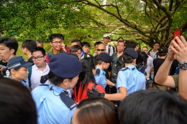 Tuen Mun, Hong Kong - 6 Temmuz 2019: Kalabalık protesto ve Tuen Mun kamu parkı işgal. Protestocular tartışmalı bir iade tasarısına karşı hong kong sokaklarında aldı.