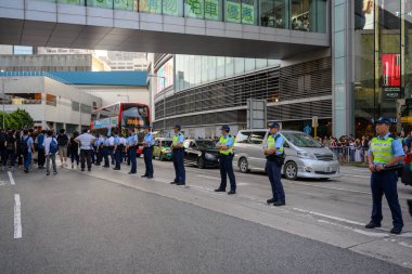 Tuen Mun, Hong Kong - 6 Temmuz 2019: Kalabalık protesto ve Tuen Mun kamu parkı işgal. Protestocular tartışmalı bir iade tasarısına karşı hong kong sokaklarında aldı.