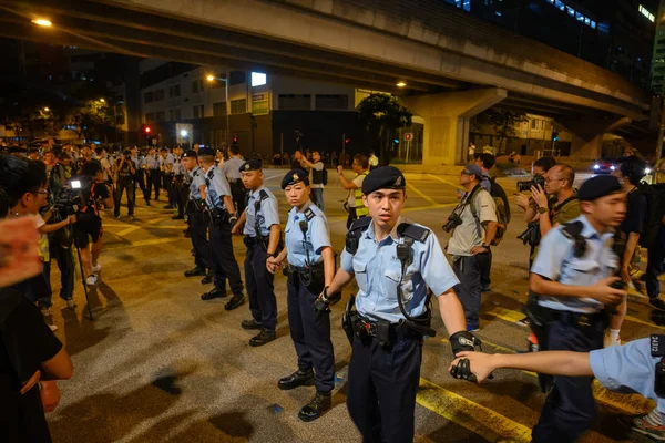 トゥエンムン 7月6 2019 群衆の抗議とトゥエンムン公共公園を占有します 抗議者たちは物議を醸す引き渡し法案に反対するために香港の街に行った — ストック写真