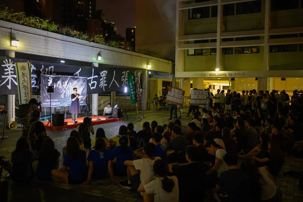 Student of University of Hong Kong setup forum against Vice-Chan — Stock Photo, Image