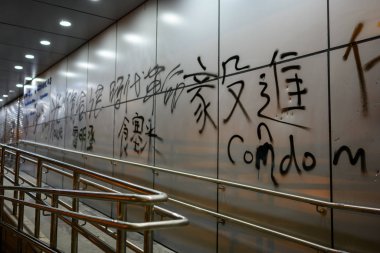 Ma On Shan, Hong Kong'daki Polis Karakolu gece kuşatma altında..