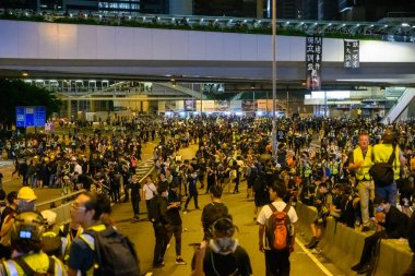 18 Ağustos'ta Hong Kong'da barışçıl protesto.