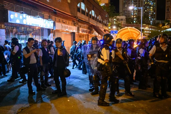 Poste de police à Ma On Shan, Hong Kong, assiégé la nuit . — Photo
