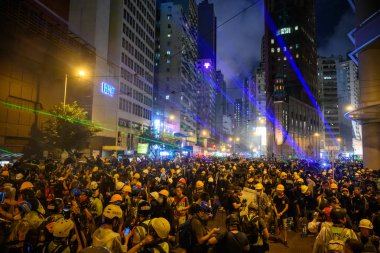 Hong Kong'da iade yasasına karşı protesto başka bir dönüştü