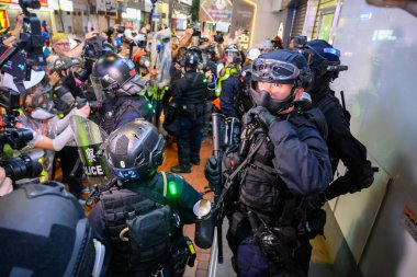 Hong Kong'da iade yasasına karşı protesto başka bir dönüştü