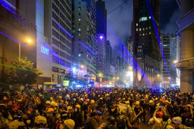 Hong Kong'da iade yasasına karşı protesto başka bir dönüştü